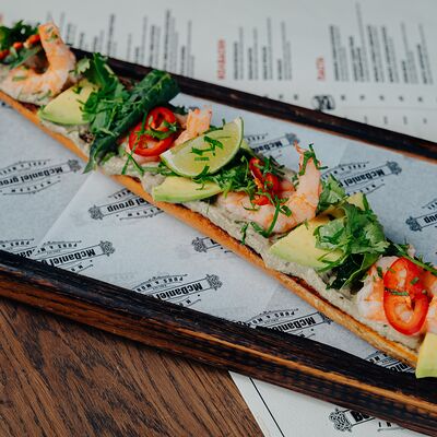 Брускетта с креветками и бабагануш в Billy McDaniel по цене 950 ₽