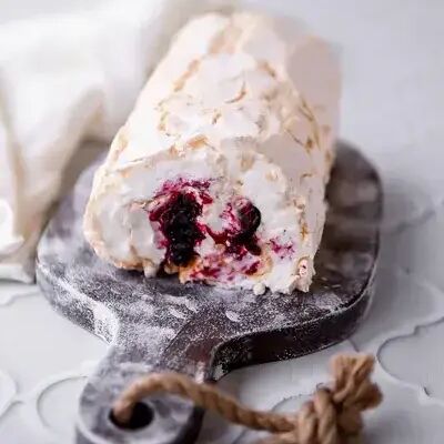 Меренговый рулет с малиной в Белый Фартук по цене 664 ₽