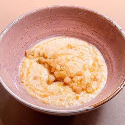 Пшенная каша с тыквой и запеченным яблоком в Solo Vicini по цене 410 ₽