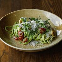 Спагетти с креветками и руколой в Pasta Salsa Osteria