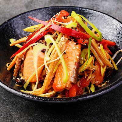 Теплый салат с семгой в Sushi & More по цене 420 ₽