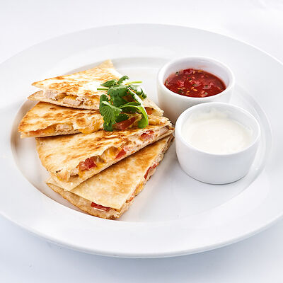 Кесадилья с курицей в Udcкафе Upside Down Cake по цене 540 ₽