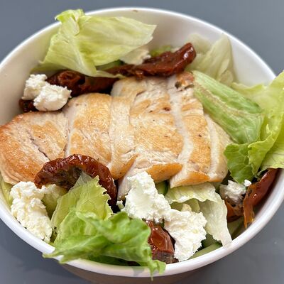 Салат со стейком и вялеными томатами в Тавык по цене 450 ₽