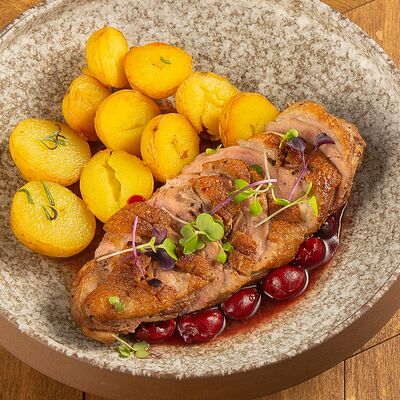 Утиная грудка с вишневым соусом в Ботаника по цене 830