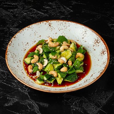 Салат из битых огурцов в соевом соусе с кешью в Sushi House по цене 390 ₽