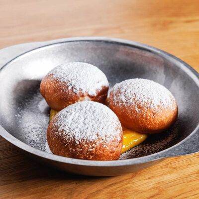 Пончик с манговым соусом в 321 Club by Novikov по цене 200