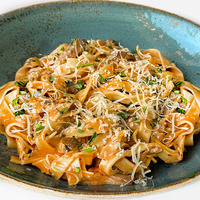 Паста с говядиной и соусом из вяленых томатов в Mozza Pizza