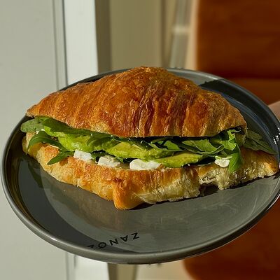 Круассан с авокадо в Zanoza Kруассантерия по цене 550 ₽