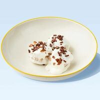 Итальянские профитроли с шоколадной начинкой и сливочным муссом в Ketch Up