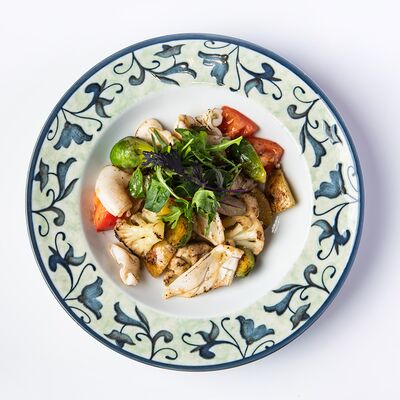 Теплый салат с кальмаром и овощами в Лу по цене 1120 ₽