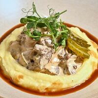 Бефстроганов из мраморной говядины с картофельным пюре в SomeMeat