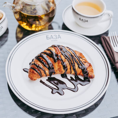 Круассан с шоколадом в БАЗА по цене 190 ₽