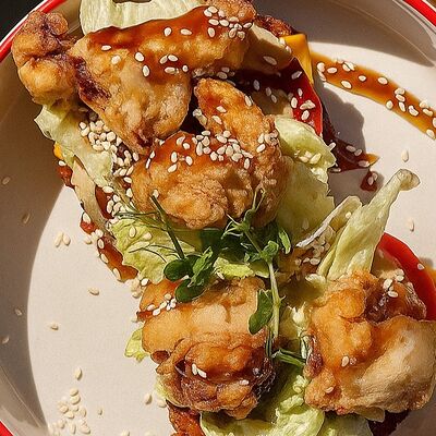 Сырно-картофельные вафли с цыпленком в хрустящей панировке, свежими овощами, плавленым сыром и перечным соусом в Свидание по цене 620 ₽