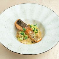 Стейк из форели с томленым пореем и картофелем с пряным кокосовым соусом в Brasserie Kriek