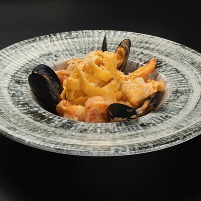 Феттуччине с морепродуктами в Устрицы & танцы по цене 800 ₽