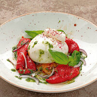 Буррата с печеным перцем и розовыми томатами в Терраса
