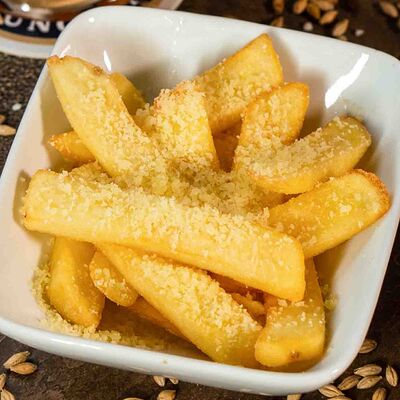 Картофель фри с пармезаном и трюфельным маслом в Paulaner Wirtshaus Polyanka по цене 360 ₽