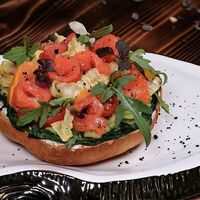 Сэндвич с лососем и авокадо в The River Restaurant