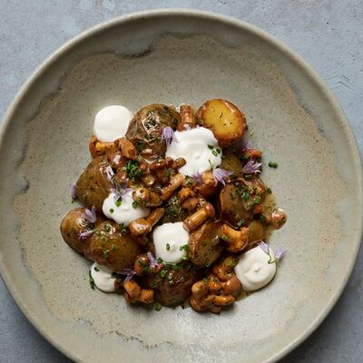 Молодой картофель, лисички, сметана в 0.75 please Moscow по цене 900 ₽