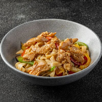 Пшеничная лапша с курицей в Роллофф по цене 479 ₽