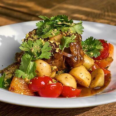 Оссобуко из оленины с припущенными овощами и тёртой фисташкойв Жуй по цене 48 р.