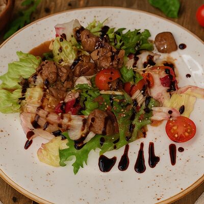Сытный салат с куриной печенью в Охота на Енота по цене 460 ₽