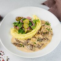 Бефстроганов с картофельным пюре, маринованными огурцами и луком с кинзой в АндерСон