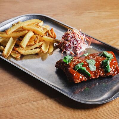 Рёбра поросёнка Том Ям в 321 Club by Novikov по цене 790