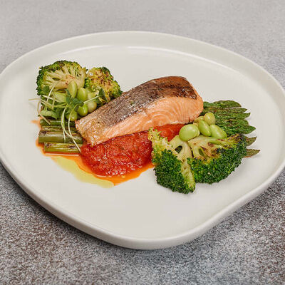 Филе форели с соусом Маринара, спаржей и брокколи в Family Grill по цене 1130 ₽