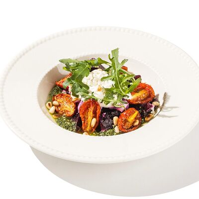 Подкопчённая свёкла с сыром страчателла в Песто Тесто по цене 880 ₽