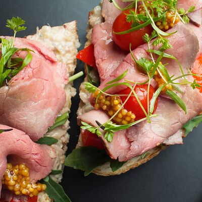 Брускетта с ростбифом, печеным перцем и соусом тоннатов Юность по цене 690 ₽