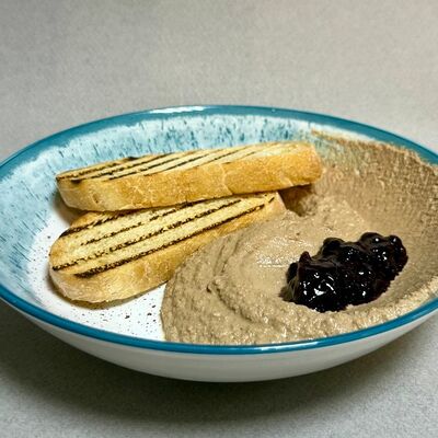 Паштет куриный с домашним хлебом и вареньем в Оазис кафе по цене 350 ₽