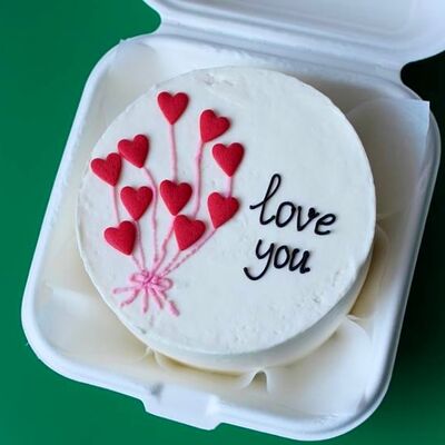 Бенто-торт с надписью Love you и воздушные шары сердечки в Savoro по цене 2090 ₽