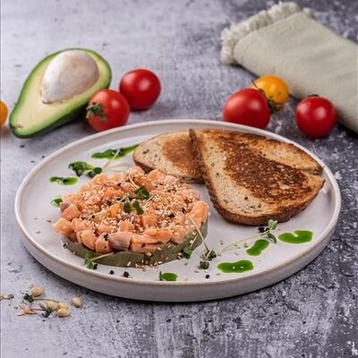 Тартар из лосося с гуакамоле в Refettorio по цене 680 ₽