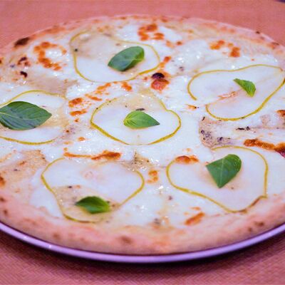 Пицца с грушей и сыром горгонзола в Trattoria Siesta по цене 1050 ₽