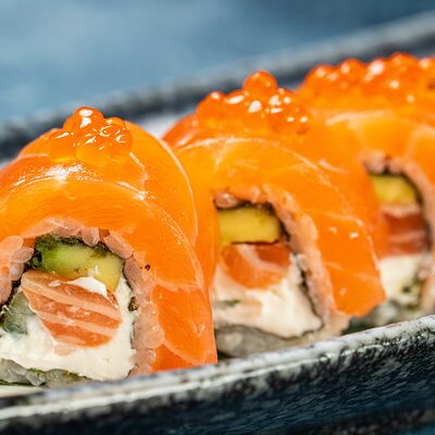 Филадельфия с лососем и красной икрой в Buffalero di Mare по цене 2600 ₽