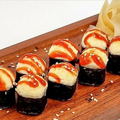 Запеченный мини-ролл с крабом в SUSHIPIZZAWOK по цене 330 ₽