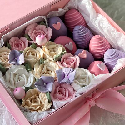 Клубника в шоколаде и зефирные цветы в коробке в Fujibox по цене 3900 ₽