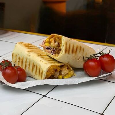 Буррито с курицей в Такерия Dos Amigos по цене 400 ₽