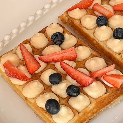 Вафли с заварным кремом и ягодами в Semi-Sweet по цене 720 ₽