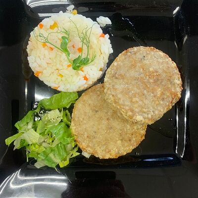 Биточки из налима с рисом и овощами в Карасёвня по цене 444 ₽