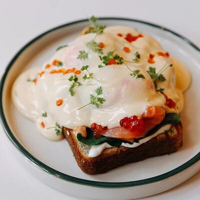 Бенедикт, бриошь с лососем и красной икрой в SOVA по цене 1290 ₽