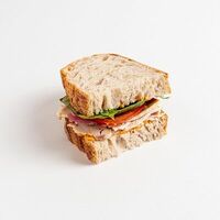 Сэндвич с индейкой, соусом ромеско, печёным перцем и маринованным луком в Британские Пекарни