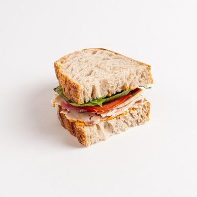 Сэндвич с индейкой, соусом ромеско, печёным перцем и маринованным луком в Британские Пекарни по цене 310 ₽