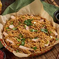 Жареная лапша с курицейв Pho Nem