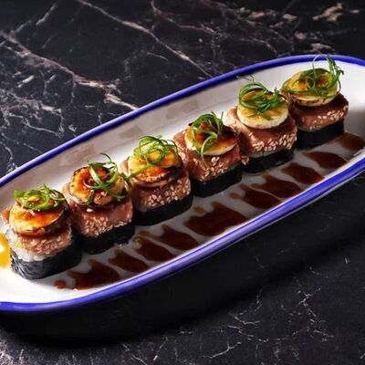 Ролл с маринованным бигаем, даси манго и бананом в Gills по цене 990 ₽