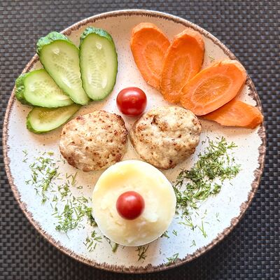 Куриные котлетки с картофельным пюре в КафеХинкальная по цене 410 ₽