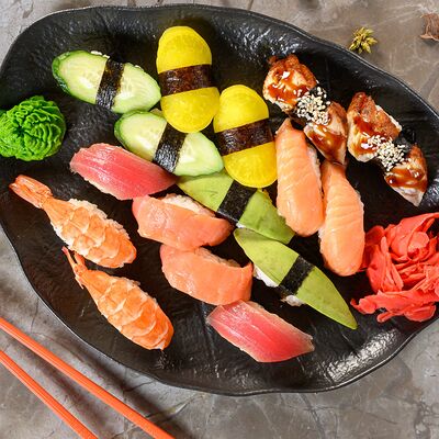 Ассорти суши в Нэцкэ по цене 1479 ₽