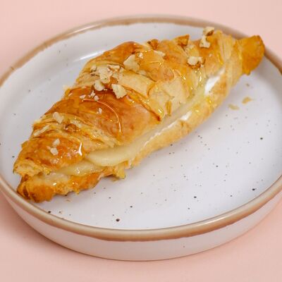 Круассан с молодым козьим сыром, грушей и медом в Co'Zona по цене 350 ₽