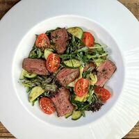 Салат с мраморной говядиной в Cafe Seven